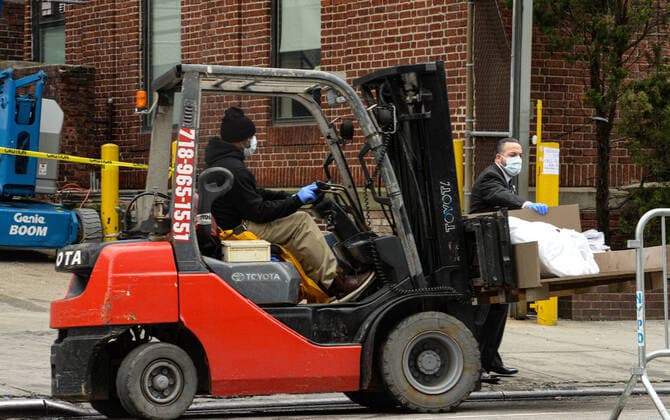 March 31, 2020, New York Brooklyn, USA: Dead bodies loaded onto truck outside Brooklyn Hospital Center. The COVID-19 death toll in the city is 940 and 36,221 confirmed cases and NYC hospital have using bed sheets to wrap bodies because they no longer have body bags. 03 31 20 New York Brooklyn . . New York Brooklyn USA - ZUMAs252 20200331_znp_s252_024 Copyright: xMarcusxSantosx