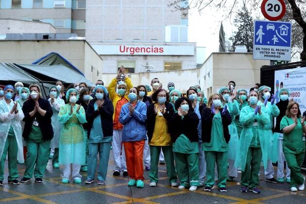 Health workers react as neighbors of the Gregorio Maranon Hospital take part in the nationwide daily gratitude applause in Madrid, Spain, 31 March 2020. Spain is on its 17th consecutive day of national lockdown imposed by the government in an attempt to slow down the spread of the pandemic COVID-19 disease caused by the SARS-CoV-2 coronavirus. Coronavirus in Spain !ACHTUNG: NUR REDAKTIONELLE NUTZUNG!  Copyright: xKikoxHuescax GRAF4069 20200331-637212836957653304