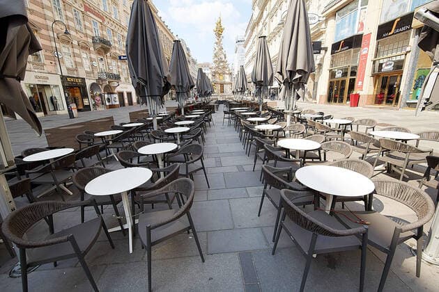 - Wien 29.03.2020 - Coronavirus Krise - Nach den ersten zwei Wochen der verordneten Schliessungen fast aller Geschäfte sind auch in der Wiener innenstadt nur mehr wenige Passanten anzutreffen, Touristen gibt es auch nur mehr vereinzelt. Gruppierungen sind zur Vermeidung einer weiteren Verbreitung des Coronavirus strengstens untersagt. PHOTO: Wie hier in der Wiener Innenstadt sind bundesweit alle Gastronomie- und Hotelleriebetriebe geschlossen, der Tourismus ist ebenfalls weggebrochen Vienna, Austria - Corona Virus Crisis - After the first two weeks of the prescribed closings of almost all shops, only a few passers-by can be found in the inner city of Vienna, and there are only a few tourists. Groupings are strictly prohibited to prevent the coronavirus from spreading further. PHOTO: As here in downtown Vienna, all catering and hote 