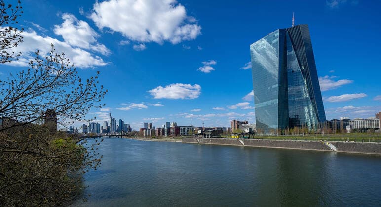 Germany Frankfurt 31 03 2020 in Times of Corona Impressions from Frankfurt Frankfurt Frankfurt skyline from the Deutschherrnbrücke with view of the ECB European Central Bank and in the background the Frankfurt skyline Economy Impressions from Frankfurt am Main