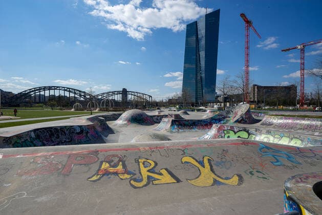 Germany Frankfurt 31 03 2020 in Times of Corona Impressions from Frankfurt Frankfurt Frankfurt skyline from the Deutschherrnbrücke with view of the ECB European Central Bank and in the background the Frankfurt skyline and skatepark Osthafen Economy Impressions from Frankfurt am Main