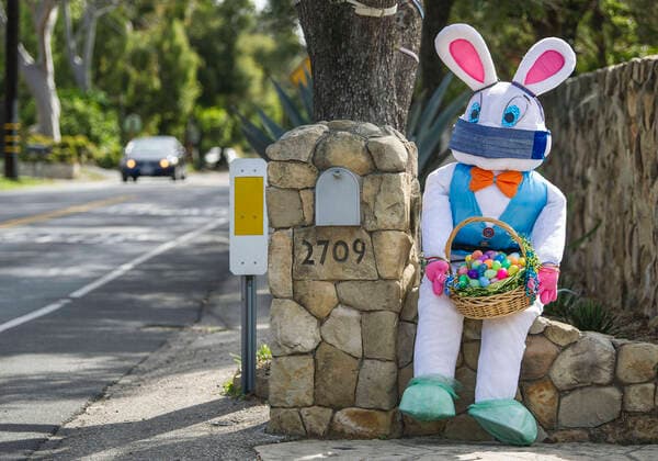 News Themen der Woche KW13 News Bilder des Tages March 31, 2020, Santa Barbara, California, USA: An Easter bunny, complete with a face mask, sits outside a home. Santa Barbara USA - ZUMAh13_ 20200331_zaf_h13_002 Copyright: xPJxHellerx