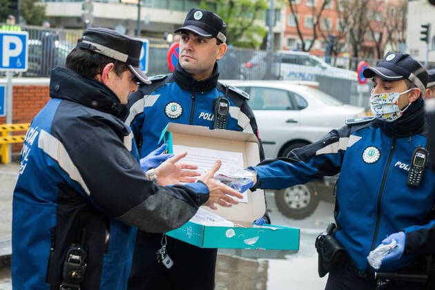 March 31, 2020, Madrid, MADRID, SPAIN: Sanitary workers, from the Fundacion Jimenez Diaz Hospital, deliver cloth masks to the Local Police in Madrid to protect themselves these days during thetennth day after the Government declared the state of alarm in Spain and recommended people to stay at home to fight coronavirus COVID-19 on March 31, 2020 in Madrid, Spain Madrid SPAIN - ZUMAa181 20200331_zaa_a181_012 Copyright: xJoaquinxCorcherox