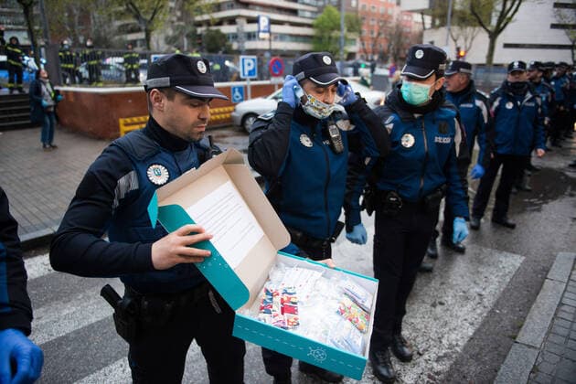 March 31, 2020, Madrid, MADRID, SPAIN: Sanitary workers, from the Fundacion Jimenez Diaz Hospital, deliver cloth masks to the Local Police in Madrid to protect themselves these days during thetennth day after the Government declared the state of alarm in Spain and recommended people to stay at home to fight coronavirus COVID-19 on March 31, 2020 in Madrid, Spain Madrid SPAIN - ZUMAa181 20200331_zaa_a181_033 Copyright: xJoaquinxCorcherox