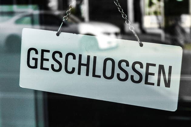 To contain the coronavirus, shop closures, restrictions and contact restrictions have been ordered and curfews are being discussed, the photo shows a sign, a notice in a shop, window, display window, door, shop, with the inscription closed, 31 03 2020, Bremen Germany , News, Coronavirus, Impressions from Bremen xobx