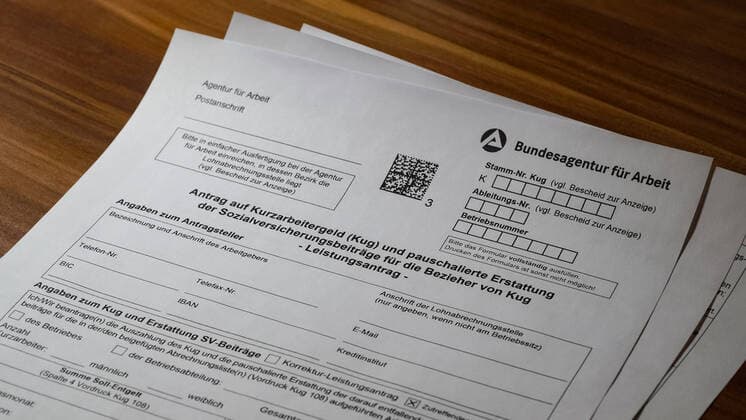 Zur Eindämmung des Coronavirus wurden Geschäftsschließungen, Einschränkungen und Kontaktsperren angeordnet und werden Ausgangssperren diskutiert, immer mehr Firmen, Betriebe, Läden, Lokale, Geschäfte, Restaurants schicken ihre Mitarbeiterinnen und Mitarbeiter in Kurzarzarbeit, das Foto zeigt ein Formular für die Beantragung von Kurzarbeitergeld, KUG, Kurzarbeit, Agentur für Arbeit, Jobcenter, Formblatt, blanko, Arbeitsamt, Bundesagentur für Arbeit, Antrag, Antragsformular, Leistungsantrag, Sozialleistungen, Soforthilfe, Bundesregierung, Programm, unbürokratisch, Firma, Betrieb, Laden, Restaurant, Geschäft, Symbol, Symbolbild, 31.03.2020, Bremen (Deutschland), News, Coronavirus, Impressionen aus Bremen *** To contain the coronavirus, business closures, restrictions and contact blocks have been ordered and curfews are being discussed, more xobx