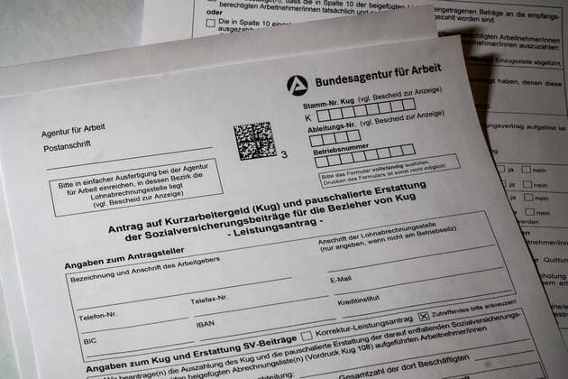 Zur Eindämmung des Coronavirus wurden Geschäftsschließungen, Einschränkungen und Kontaktsperren angeordnet und werden Ausgangssperren diskutiert, immer mehr Firmen, Betriebe, Läden, Lokale, Geschäfte, Restaurants schicken ihre Mitarbeiterinnen und Mitarbeiter in Kurzarzarbeit, das Foto zeigt ein Formular für die Beantragung von Kurzarbeitergeld, KUG, Kurzarbeit, Agentur für Arbeit, Jobcenter, Formblatt, blanko, Arbeitsamt, Bundesagentur für Arbeit, Antrag, Antragsformular, Leistungsantrag, Sozialleistungen, Soforthilfe, Bundesregierung, Programm, unbürokratisch, Firma, Betrieb, Laden, Restaurant, Geschäft, Symbol, Symbolbild, 31.03.2020, Bremen (Deutschland), News, Coronavirus, Impressionen aus Bremen *** To contain the coronavirus, business closures, restrictions and contact blocks have been ordered and curfews are being discussed, more xobx
