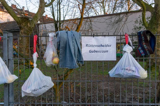 Gift fence with donations for the homeless and needy, food, hygiene articles, clothing, in Essen Rüttenscheid, effects of the corona crisis in Germany,