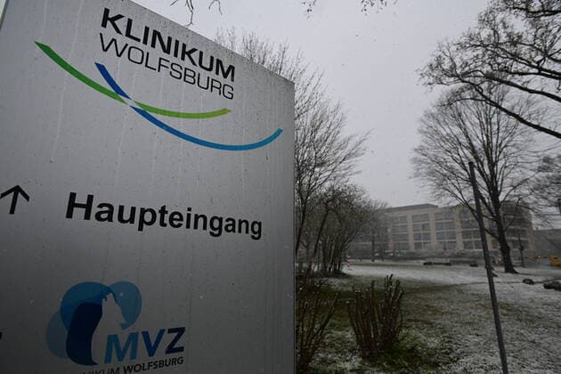 30 03 20 , Wolfsburg hospital closed completely for new patients and visitors due to many corona cases, All patients and doctors and nursing staff are tested