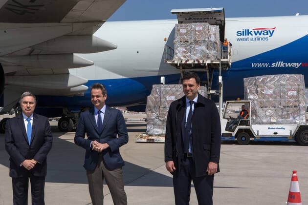 News Bilder des Tages (200331) -- ATHENS, March 31, 2020 -- President of the Onassis Foundation Antonis Papadimitriou (L), Greek Prime Minister Kyriakos Mitsotakis (C) and Greek Health Minister Vasilis Kikilias attend a ceremony at the Athens international airport in Athens, Greece, on March 31, 2020. Greek Prime Minister Kyriakos Mitsotakis expressed his gratitude on Tuesday to all those who have helped in Greece s battle against the COVID-19 epidemic at a ceremony at the Athens international airport where 8.3 million surgical masks arrived from China. They were the second batch of a total of 13.5 million masks purchased and donated by the Onassis Foundation in Greece to the Greek state to be delivered to hospitals nationwide. ) GREECE-ATHENS-COVID-19-MASKS-ARRIVAL MariosxLolos 