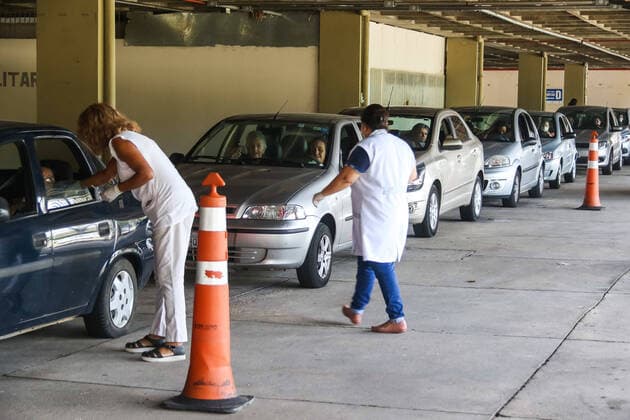 SOROCABA, SP - 31.03.2020: VACINAÇÃO DRIVE THRU EM SOROCABA SP - A huge line of cars was formed outside the Walter Ribeiro Municipal Stadium (CIC) in Sorocaba (SP) for vaccination of elderly people with reduced mobility in the drive thru system this Tuesday (31). The system was adopted to streamline the password distribution process and avoid crowds because of COVID-19, but the demand was very high. About 12 thousand vaccines are planned for this system in the coming days in the city. x1900331x  CaduxRolim