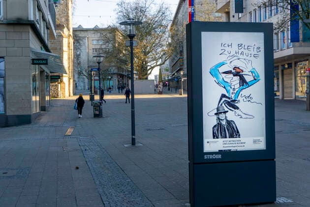 Appeal of the Federal Ministry of Health to stay at home, with Udo Lindenberg, advertising campaign, LED screen, digital advertising monitors, effects of the corona crisis in Germany, Essen, shopping street, pedestrian zone, Kettwiger Strasse