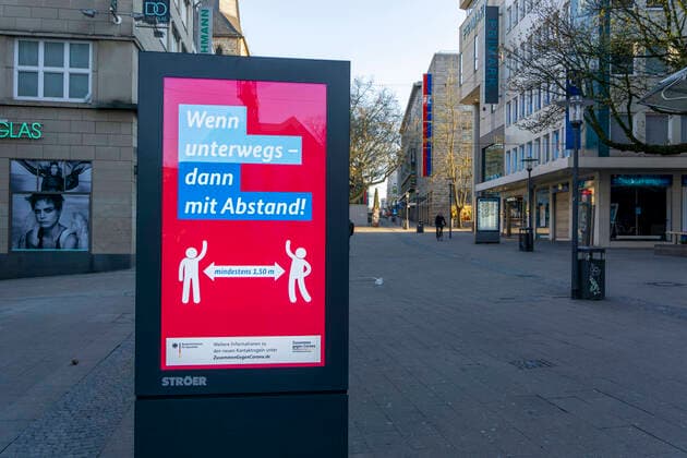 Appeal of the Federal Ministry of Health to keep distance, advertising campaign, LED Roadside Screen, digital advertising monitors, effects of the corona crisis in Germany, Essen, shopping street, pedestrian zone, Kettwiger Strasse,