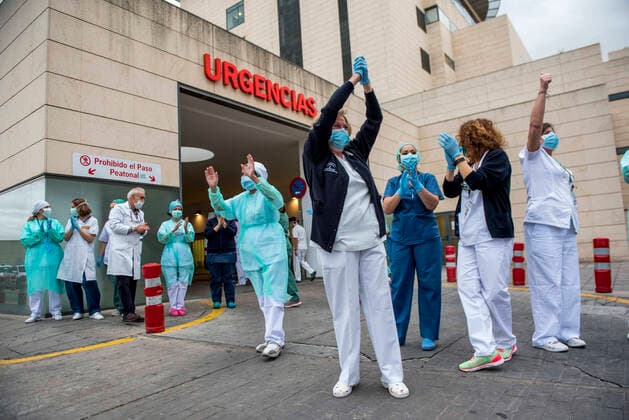 News Bilder des Tages March 31, 2020, Granada, Spain: Health personnel at the San Cecilio clinical hospital returning the applause..Since the start of the coronavirus outbreak and the state of alarm decreed by the Spanish government, people at 8pm as a tribute applaud the health personnel who return the applause from the different hospitals together with the police and members of civil protection. Granada Spain - ZUMAs197 20200331_zaa_s197_080 Copyright: xCarlosxGilx