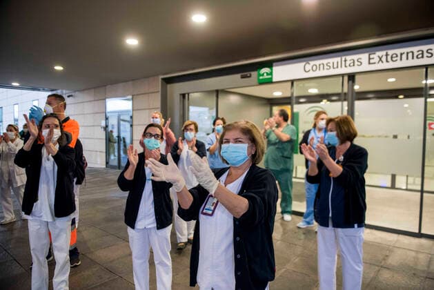 March 31, 2020, Granada, Spain: Health personnel at the San Cecilio clinical hospital returning the applause..Since the start of the coronavirus outbreak and the state of alarm decreed by the Spanish government, people at 8pm as a tribute applaud the health personnel who return the applause from the different hospitals together with the police and members of civil protection. Granada Spain - ZUMAs197 20200331_zaa_s197_081 Copyright: xCarlosxGilx