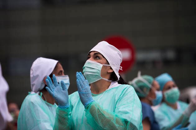 March 31, 2020, Granada, Spain: A member of the health staff of the San Cecilio clinical hospital returning the applause..Since the start of the coronavirus outbreak and the state of alarm decreed by the Spanish government, people at 8pm as a tribute applaud the health personnel who return the applause from the different hospitals together with the police and members of civil protection. Granada Spain - ZUMAs197 20200331_zaa_s197_092 Copyright: xCarlosxGilx