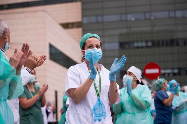 March 31, 2020, Granada, Spain: A member of the health staff of the San Cecilio clinical hospital returning the applause..Since the start of the coronavirus outbreak and the state of alarm decreed by the Spanish government, people at 8pm as a tribute applaud the health personnel who return the applause from the different hospitals together with the police and members of civil protection. Granada Spain - ZUMAs197 20200331_zaa_s197_093 Copyright: xCarlosxGilx