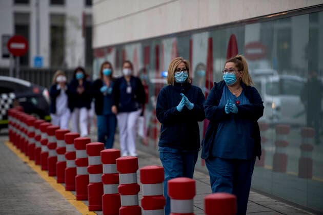 March 31, 2020, Granada, Spain: Health personnel at the San Cecilio clinical hospital returning the applause..Since the start of the coronavirus outbreak and the state of alarm decreed by the Spanish government, people at 8pm as a tribute applaud the health personnel who return the applause from the different hospitals together with the police and members of civil protection. Granada Spain - ZUMAs197 20200331_zaa_s197_098 Copyright: xCarlosxGilx