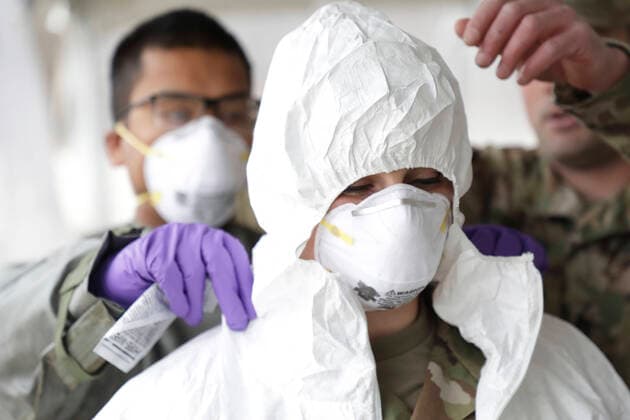 March 30, 2020, Warwick, RI, United States of America: U.S. Army Sgt. Cora Brown is trained in proper use of protective gear before assisting with COVID-19, coronavirus pandemic testing at Community College of Rhode Island March 30, 2020 in Warwick, Rhode Island. Warwick United States of America - ZUMAp138 20200330_zaa_p138_020 Copyright: xJohnxVannucci U.S.xArmyx