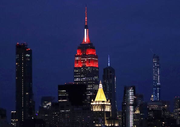 News Bilder des Tages The Empire State Building light display is lit in the red and white colors of the Red Cross intended to honor emergency workers fighting coronavirus on Tuesday March 31, 2020 in New York City. The iconic Midtown skyscraper announced the debut of a display that began at 9 p.m. Monday, and will continue on through the course of the ongoing pandemic. New York s cases have topped 75,000 and 1,550 people have died.  NYP20200331131 JOHNxANGELILLO
