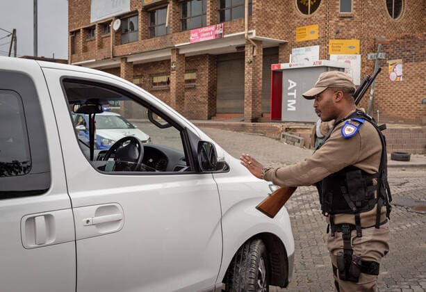 (200401) -- JOHANNESBURG, April 1, 2020 (Xinhua) -- A policeman checks a car in Johannesburg, South Africa, March 31, 2020. South African President Cyril Ramaphosa on Monday defended the 21-day national lockdown against the coronavirus pandemic which began on midnight Thursday, saying it is absolutely necessary. (Photo by Yeshiel Panchia Xinhua) SOUTH AFRICA-JOHANNESBURG-COVID-19 