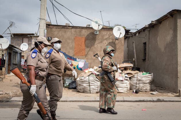 (200401) -- JOHANNESBURG, April 1, 2020 (Xinhua) -- Policemen and a soldier patrol on a street in Johannesburg, South Africa, March 31, 2020. South African President Cyril Ramaphosa on Monday defended the 21-day national lockdown against the coronavirus pandemic which began on midnight Thursday, saying it is absolutely necessary. (Photo by Yeshiel Panchia Xinhua) SOUTH AFRICA-JOHANNESBURG-COVID-19 
