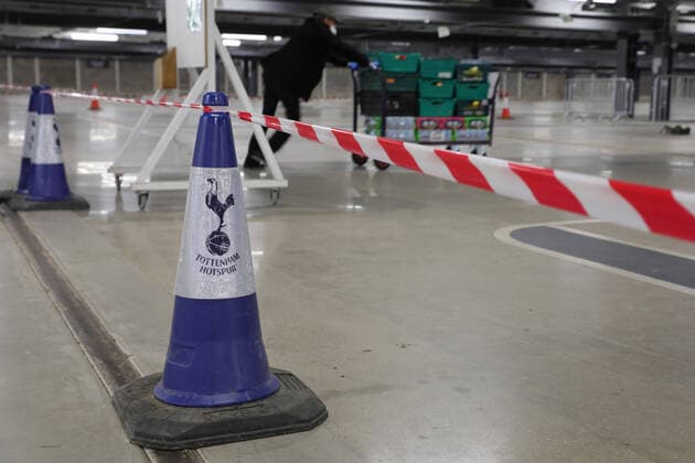 News Bilder des Tages (200401) -- LONDON, April 1, 2020 (Xinhua) -- A volunteer delivers food to a distribution hub in the underground car parking lot at Tottenham Hotspur Stadium in London, Britain, March 31, 2020. The distribution hub was set up by the charity Edible London, working in partnership with Haringey Council, for food distribution to vulnerable groups and workers of National Health Service (NHS). The British Government continues to try to combat the COVID-19 outbreak, while local authorities, community groups and charities are working to provide food for the most vulnerable in society. (Photo by Tim Ireland Xinhua) BRITAIN-LONDON-COVID-19-FOOD DISTRIBUTION 