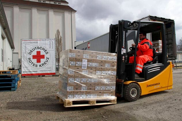 Reception of a large donation of hand disinfectants from Beiersdorf AG to the Free State of Saxony at DRK Logistik HUB Sachsen GmbH Dresden, 31 03 2020 Foto:xM.xWehnertx xFuturexImage