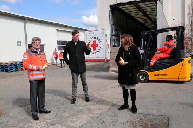 Rüdiger Unger, Stephan Roelen and Petra Köpping receiving a large donation of hand disinfectants from Beiersdorf AG to the Free State of Saxony at DRK Logistik HUB Sachsen GmbH Dresden, 31 03 2020 Foto:xM.xWehnertx xFuturexImage