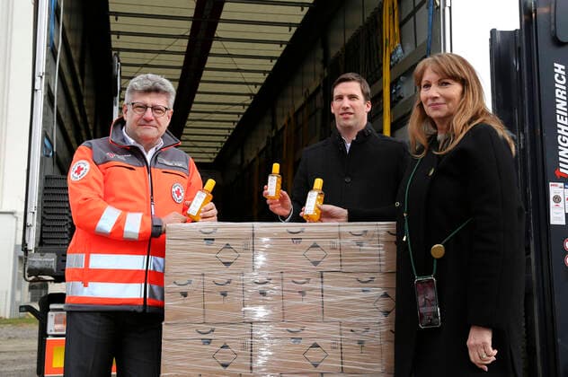 Rüdiger Unger, Stephan Roelen and Petra Köpping receiving a large donation of hand disinfectants from Beiersdorf AG to the Free State of Saxony at DRK Logistik HUB Sachsen GmbH Dresden, 31 03 2020 Foto:xM.xWehnertx xFuturexImage