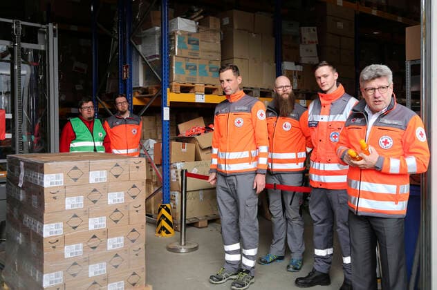 Rüdiger Unger with employees at the reception of a large donation of hand disinfectants from Beiersdorf AG to the Free State of Saxony at DRK Logistik HUB Sachsen GmbH Dresden, 31 03 2020 Foto:xM.xWehnertx xFuturexImage