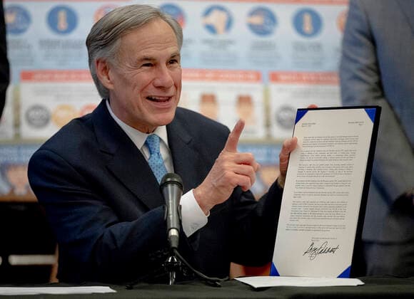 News Bilder des Tages March 31, 2020, Austin, Texas, USA: Texas Gov. Greg Abbott refers to his executive order during a press conference at the state Capitol about the state s response to the coronavirus on Tuesday, March 31, 2020, in Austin, Texas. Austin USA - ZUMAd150 20200331_znp_d150_005 Copyright: xBobxDaemmrichx
