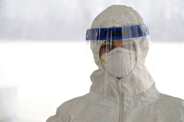 March 31, 2020, Warwick, RI, United States of America: U.S. Army Sgt. Cora Brown is trained in proper use of protective gear before assisting with COVID-19, coronavirus pandemic testing at Community College of Rhode Island March 30, 2020 in Warwick, Rhode Island. Warwick United States of America - ZUMAp138 20200331_zaa_p138_018 Copyright: xJohnxVannucci U.S.xArmyx
