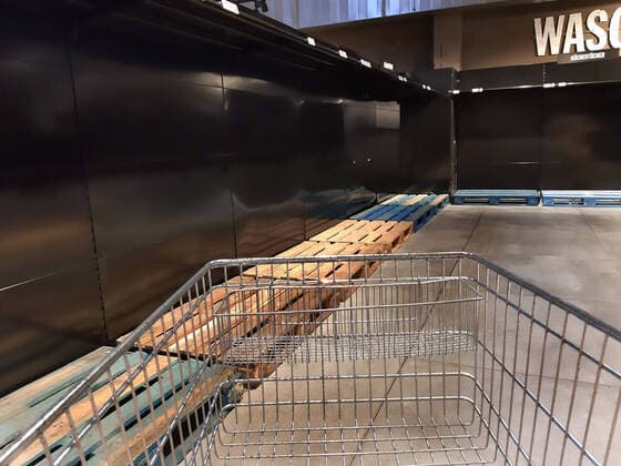 Purchase at a discounter in the Duesseldorf area Empty shelves in the hygiene department for toilet paper and kitchen roll MR yes Purchase
