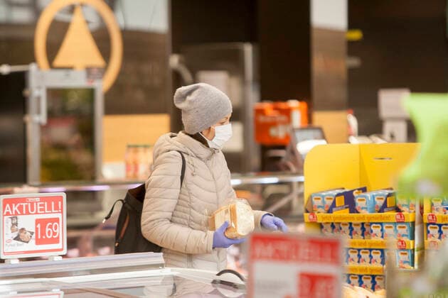 AUT, 2020 04 01 THEMICAL IMAGE CORONAKRISISE PROTECTIVE MASKING OBLIGATIONS IN AUSTRIA IN SUPERMARKETS AND SAVINGS WITH 6 APRIL FOOD CHAINS SAVES SAVINGS NOW