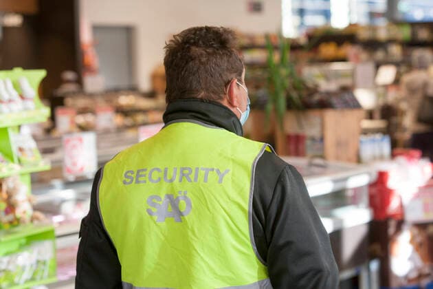 AUT, 2020 04 01 THEMICAL IMAGE CORONAKRISISE PROTECTIVE MASKING OBLIGATIONS IN AUSTRIA IN SUPERMARKETS AND SAVINGS WITH 6 APRIL FOOD CHAINS SAVES SAVINGS NOW