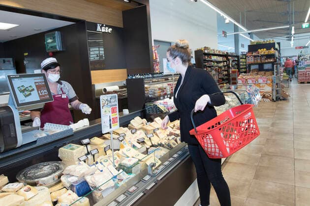AUT, 2020 04 01 THEMICAL IMAGE CORONAKRISISE PROTECTIVE MASKING OBLIGATIONS IN AUSTRIA IN SUPERMARKETS AND SAVINGS WITH 6 APRIL FOOD CHAINS SAVES SAVINGS NOW