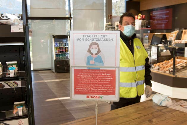AUT, 2020 04 01 THEMICAL IMAGE CORONAKRISISE PROTECTIVE MASKING OBLIGATIONS IN AUSTRIA IN SUPERMARKETS AND SAVINGS WITH 6 APRIL FOOD CHAINS SAVES SAVINGS NOW