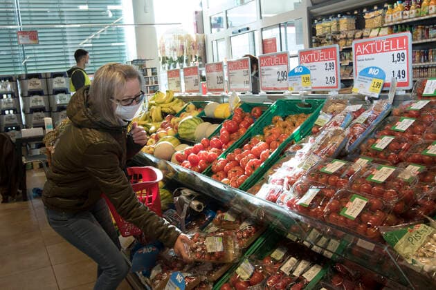 AUT, 2020 04 01 THEMICAL IMAGE CORONAKRISISE PROTECTIVE MASKING OBLIGATIONS IN AUSTRIA IN SUPERMARKETS AND SAVINGS WITH 6 APRIL FOOD CHAINS SAVES SAVINGS NOW