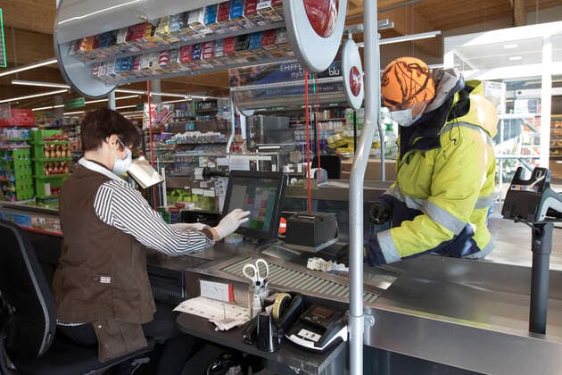 AUT, 2020 04 01 THEMICAL IMAGE CORONAKRISISE PROTECTIVE MASKING OBLIGATIONS IN AUSTRIA IN SUPERMARKETS AND SAVINGS WITH 6 APRIL FOOD CHAINS SAVES SAVINGS NOW