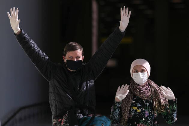 News Bilder des Tages MOSCOW REGION, RUSSIA - APRIL 1, 2020: A Russian citizen (L) arriving from New Delhi at Sheremetyevo International Airport. Russia has suspended all international flights from March 27, 2020 due to the COVID-19 infection threat. Airlines are allowed to fly to other countries to evacuate Russian citizens. Sergei Bobylev TASS  TS0D40B4