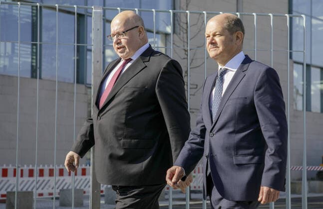 Federal Finance Minister Olaf Scholz, SPD, and Federal Economics Minister Peter Altmaier, CDU, make a statement after a cabinet meeting on new aid in the corona crisis from Berlin, 01 04 2020 Berlin Germany Copyright: xThomasxImo photothek.netx