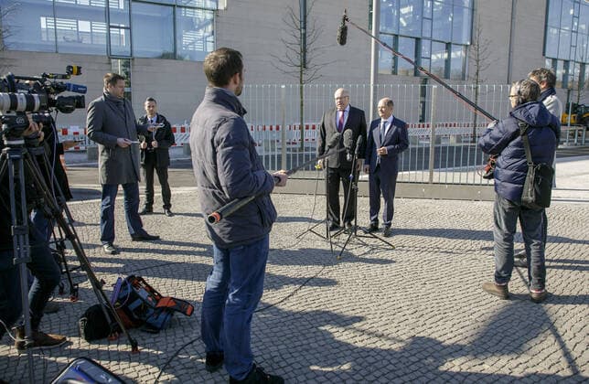 Federal Finance Minister Olaf Scholz, SPD, and Federal Economics Minister Peter Altmaier, CDU, make a statement after a cabinet meeting on new aid in the corona crisis from Berlin, 01 04 2020 Berlin Germany Copyright: xThomasxImo photothek.netx
