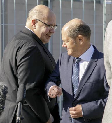 Federal Minister of Finance Olaf Scholz, SPD, and Federal Minister of Economics Peter Altmaier, CDU, say goodbye, after a cabinet meeting, to a statement on new aid in the corona crisis, with an elbow check Berlin, 01 04 2020 Berlin Germany Copyright: xThomasxImo photothek.netx