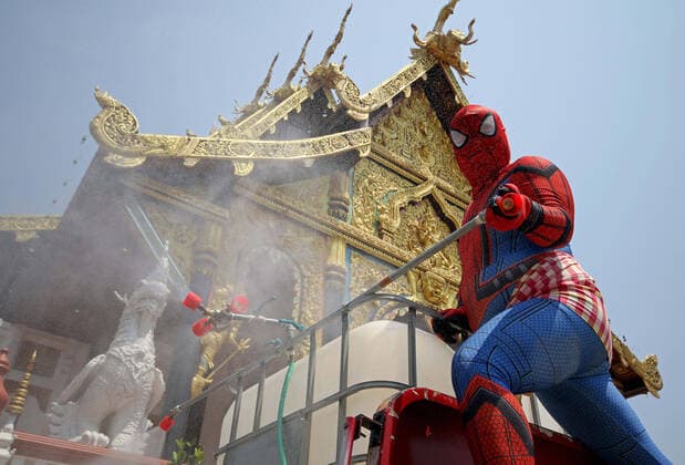 News Bilder des Tages April 1, 2020, Bangkok, Thailand: Thai official dresses in Spiderman costumes spray disinfectant during a precaution against Coronavirus Covid-19 at Tha Mai temple suburb of Bangkok on April 01, 2020. Globally, the virus has now infected more than 861,261 people and killed at least 42,387. Bangkok Thailand - ZUMAu103 20200401_zia_u103_010 Copyright: xUrdeexImagex