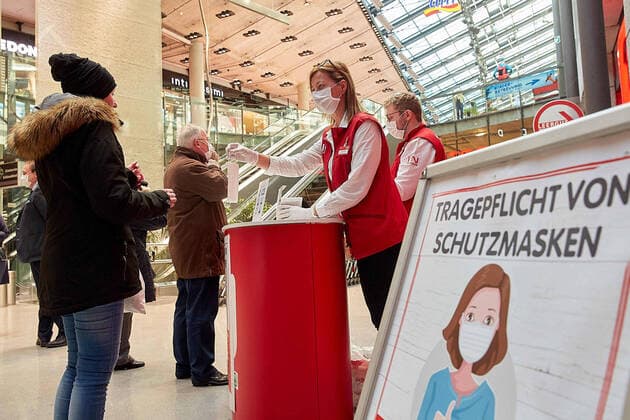 News Themen der Woche KW13 News Bilder des Tages - Wien 01.04.2020 - Coronavirus Krise - Maskenpflicht - Als Konsequenz aus der schnellen Verbreitung des Coronavirus ist es ab 6.4. Pflicht in Supermärkten und Drogerien einen Mundnasenschutz (MNS) zu tragen. Die Supermarktketten verteilen diese Masken seit heute den Kunden am Eingang. Die Masken sind gratis und werden von den Supermärkten finanziert. PHOTO: Kunden und Angestellte dürfen nur mehr mit Mund-Nasen-Schutz in die Supermärkte Vienna, Austria - Corona virus crisis - Mask requirement - As a consequence of the rapid spread of the corona virus, it is from 6.4. Obligatory to wear mouth protection (MNS) in supermarkets and drug stores. The supermarket chains have been distributing these masks to customers at the entrance since today. The masks are free and are financed by the supermarkets. PHOTO: Customers and employees can o 