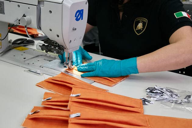 Foto IPP Atti Lauro Sant™Agata Bolognese -stabilimento produttivo Lamborghini 31 03 2020 alcuni reparti della lamborghini convertiti per realizzare mascherine e visiere mediche per Ospedale S. Orsola-Malpighi di Bologna per l emergenza coronavirus nella foto reparto selleria, cucitura mascherine chirurgiche  0