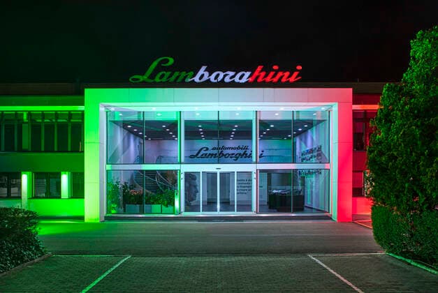 Foto IPP Atti Lauro Sant™Agata Bolognese -stabilimento produttivo Lamborghini 31 03 2020 alcuni reparti della lamborghini convertiti per realizzare mascherine e visiere mediche per Ospedale S. Orsola-Malpighi di Bologna per l emergenza coronavirus nella foto Stabilimento Lamborghini illuminato con i colori della bandiera italiana  0