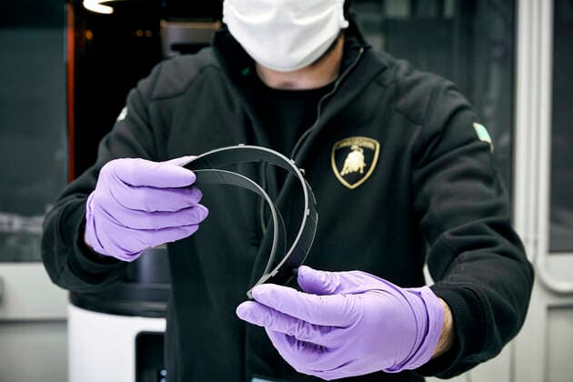 Foto IPP Atti Lauro Sant™Agata Bolognese -stabilimento produttivo Lamborghini 31 03 2020 alcuni reparti della lamborghini convertiti per realizzare mascherine e visiere mediche per Ospedale S. Orsola-Malpighi di Bologna per l emergenza coronavirus nella foto preparazione archetto sostegno visiera medica  0