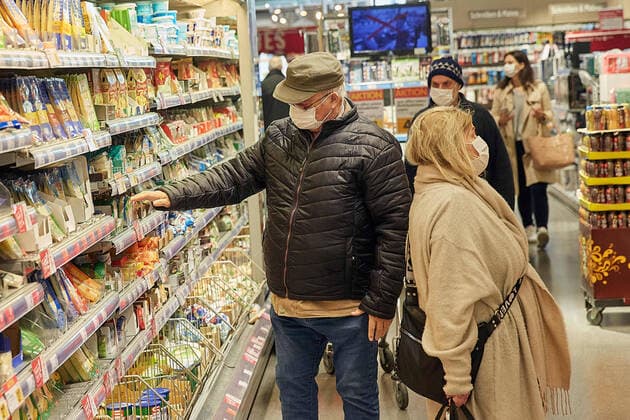 - Wien 01.04.2020 - Coronavirus Krise - Maskenpflicht - Als Konsequenz aus der schnellen Verbreitung des Coronavirus ist es ab 6.4. Pflicht in Supermärkten und Drogerien einen Mundnasenschutz (MNS) zu tragen. Die Supermarktketten verteilen diese Masken seit heute den Kunden am Eingang. Die Masken sind gratis und werden von den Supermärkten finanziert. PHOTO: Kunden und Angestellte dürfen nur mehr mit Mund-Nasen-Schutz in die Supermärkte Vienna, Austria - Corona virus crisis - Mask requirement - As a consequence of the rapid spread of the corona virus, it is from 6.4. Obligatory to wear mouth protection (MNS) in supermarkets and drug stores. The supermarket chains have been distributing these masks to customers at the entrance since today. The masks are free and are financed by the supermarkets. PHOTO: Customers and employees can o 